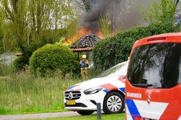 Grote brand in rietgedekte stolpboerderij Midwoud