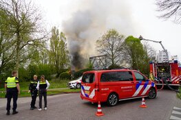 Grote brand in rietgedekte stolpboerderij Midwoud
