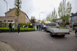 Bestelbus met aanhangwagen ziet scooterrijder met kind over het hoofd in Medemblik
