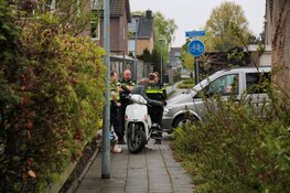 Bestelbus met aanhangwagen ziet scooterrijder met kind over het hoofd in Medemblik