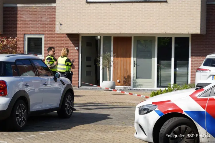 Politie doet onderzoek in woning Wognum na aantreffen overleden persoon