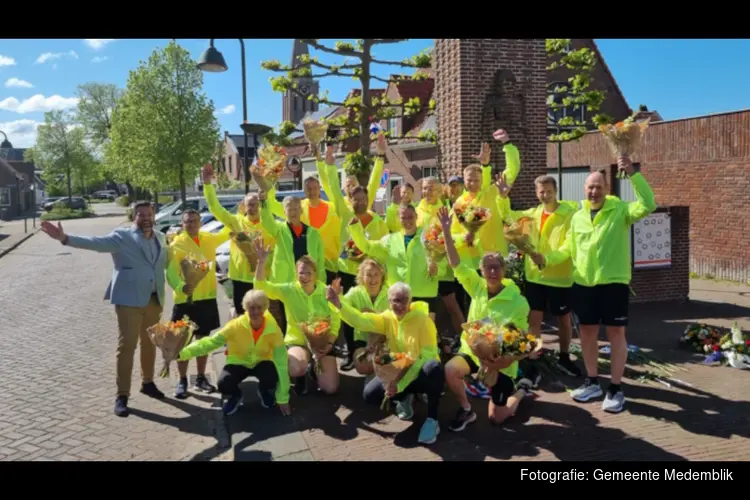 Burgemeester in actie met loopgroep Medemblik tijdens Nationale Bevrijdingsvuurestafette