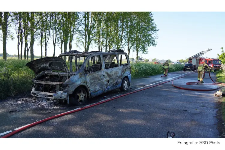 Camperbusje vliegt in brand tijdens rijden