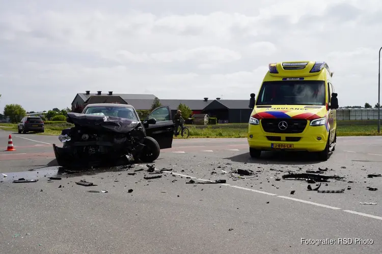 Grote schade aan twee auto's na botsing in Andijk