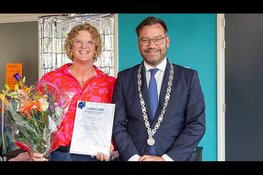 Sandra Arendz ontvangt waarderingsspeld voor inzet G-Soos in Andijk