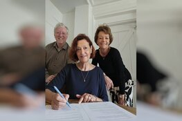 Marjolijn Dölle tekent uitgeefcontract bij Uitgeverij Doornwater voor haar eerste managementboek