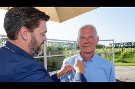 Jan Karsten ontvangt waarderingsspeld voor inzet De Dres in Nibbixwoud