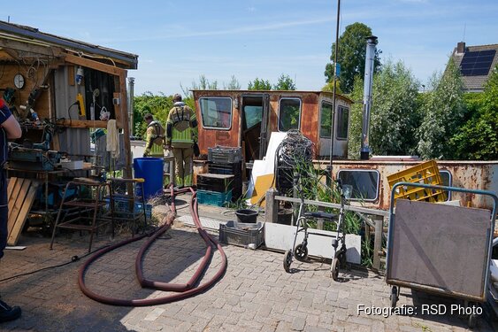 Brandweer pompt lekkende woonboot leeg