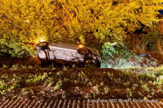 Auto belandt in greppel na eenzijdig ongeval Andijk