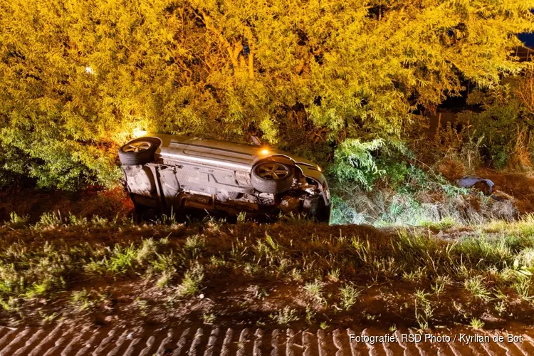 Auto belandt in greppel na eenzijdig ongeval Andijk