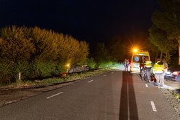 Auto belandt in greppel na eenzijdig ongeval Andijk