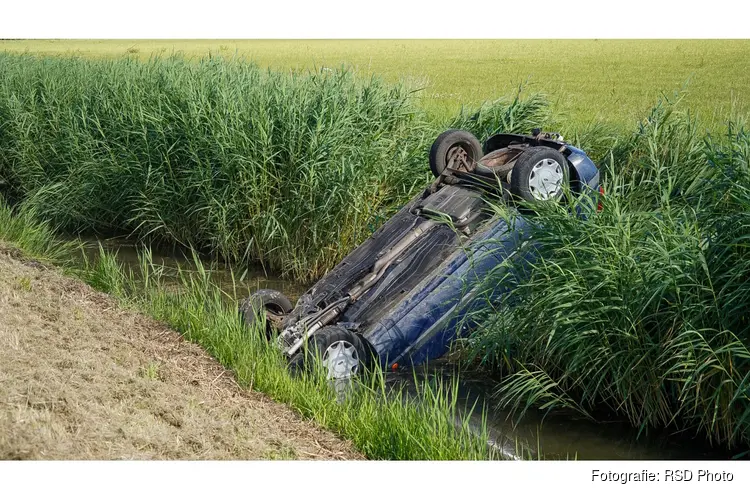 Auto over de kop in sloot Andijk