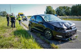 Auto over de kop op A7, bestuurder gewond