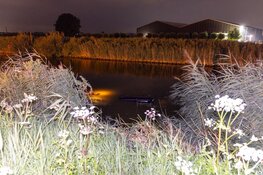 Auto te water in Midwoud