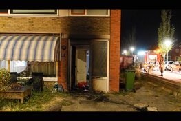 Felle brand bij voordeur van woning in Medemblik