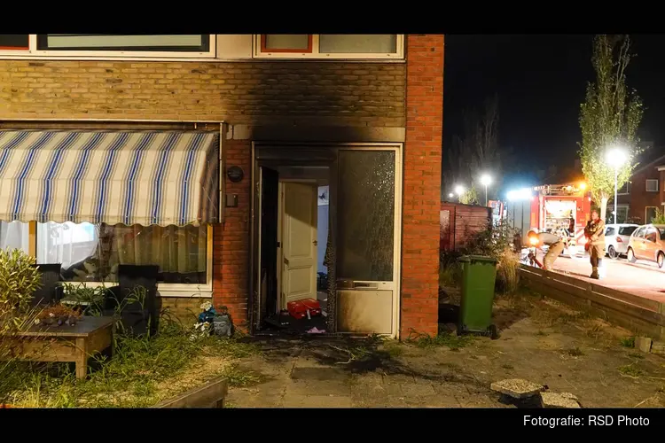 Felle brand bij voordeur van woning in Medemblik