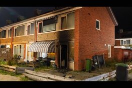 Felle brand bij voordeur van woning in Medemblik