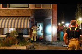 Felle brand bij voordeur van woning in Medemblik