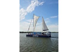 Catamaran van SailWise met inclusieve bemanning aan de start van de 60e 24 Uurs Zeilrace in Medemblik