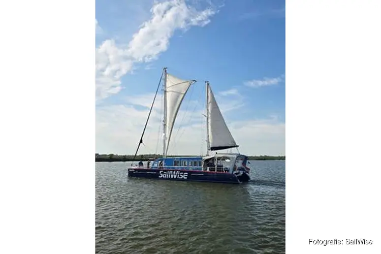 Catamaran van SailWise met inclusieve bemanning aan de start van de 60e 24 Uurs Zeilrace in Medemblik