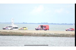 Verward persoon springt het IJsselmeer in bij PWN Andijk en wilt er niet uit