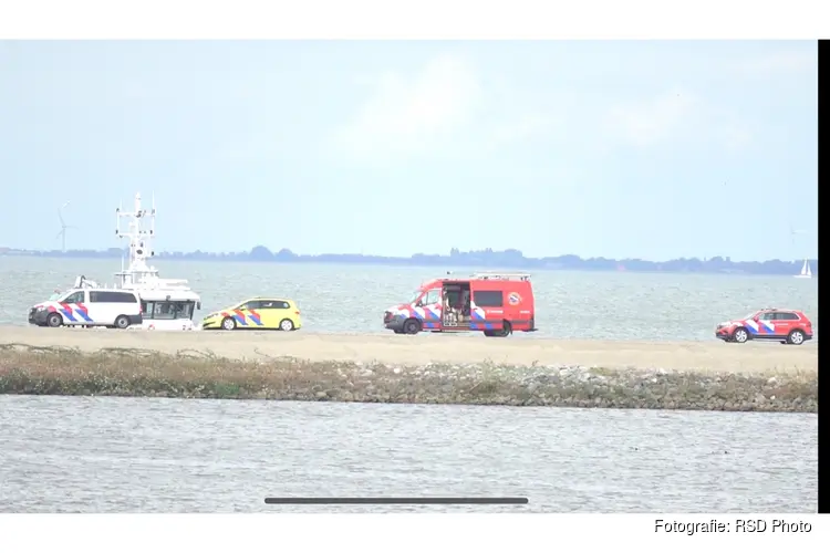 Verward persoon springt het IJsselmeer in bij PWN Andijk en wilt er niet uit