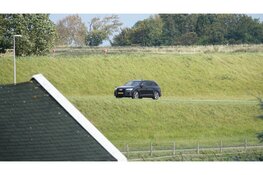 Verward persoon springt het IJsselmeer in bij PWN Andijk en wilt er niet uit