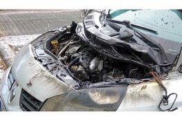 Auto vliegt in de brand op parkeerplaats van supermarkt in Andijk