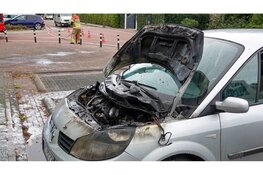 Auto vliegt in de brand op parkeerplaats van supermarkt in Andijk