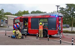 Auto vliegt in de brand op parkeerplaats van supermarkt in Andijk
