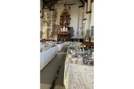 Antiek & Curiosa markt in de Bonifaciuskerk in Medemblik