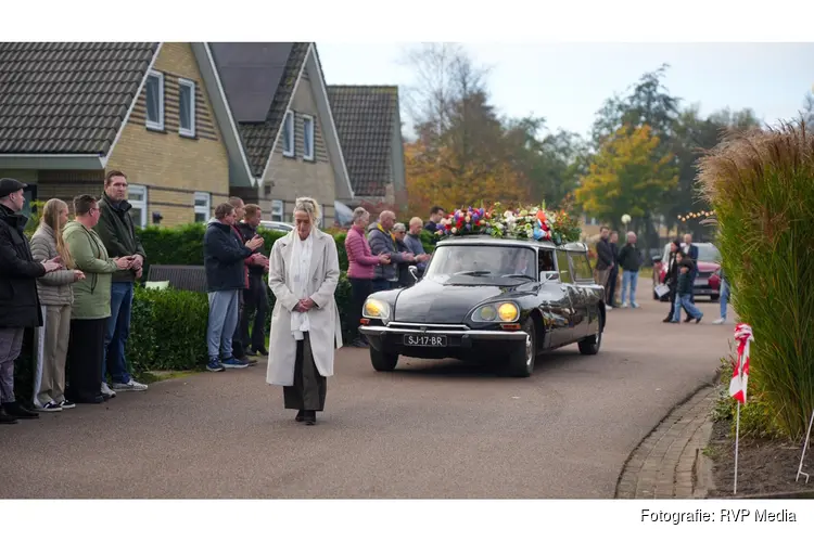 Rijschoolhouders en vrienden brengen laatste eer aan overleden rijschoolhouder en zwemleraar Ed van Rozelaar