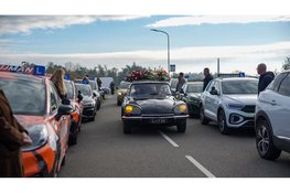 Rijschoolhouders en vrienden brengen laatste eer aan overleden rijschoolhouder en zwemleraar Ed van Rozelaar