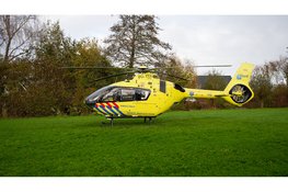 Traumahelikopter land op voetbalveld vanwege medische noodsituatie