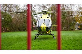 Traumahelikopter land op voetbalveld vanwege medische noodsituatie
