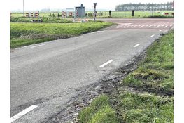 Auto met twee inzittenden op zijn kop op de Rikkert in Andijk