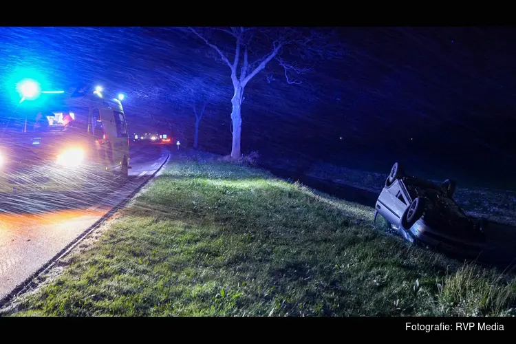 Auto vliegt over de kop op N241. Gladheid mogelijke oorzaak