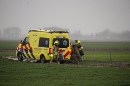 Brandweer redt natte jongens uit blubber op weiland
