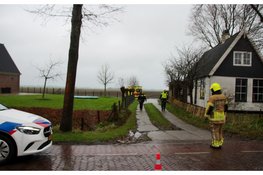 Brandweer redt natte jongens uit blubber op weiland