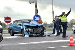 Veel schade bij ongeluk tussen twee auto's op de Dijkweg (N239) in Lambertschaag