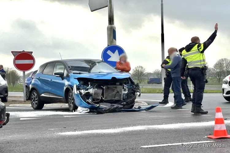 Veel schade bij ongeluk tussen twee auto's op de Dijkweg (N239) in Lambertschaag