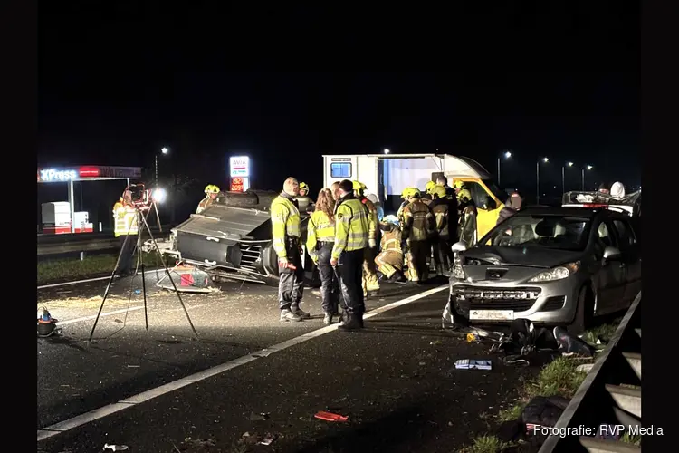 Veel schade bij zwaar ongeval op A7 bij Abbekerk