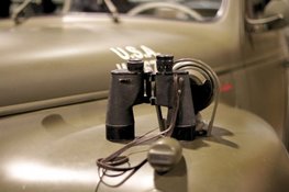 Twee halve verrekijkers na 80 jaar herenigd in Oorlogsmuseum Medemblik