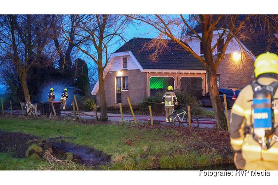 Brandweer blust brand in woning Hauwert