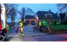 Brandweer blust brand in woning Hauwert