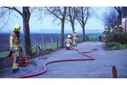 Brandweer blust brand in woning Hauwert