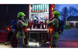 Brandweer blust brand in woning Hauwert