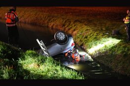 Auto over de kop aangetroffen in sloot. Brandweer zoekt naar inzittende