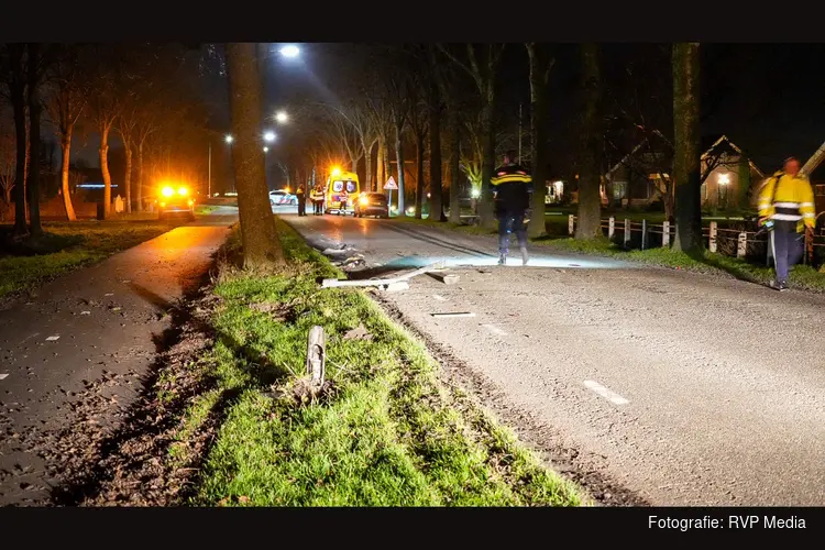 Gewonde nadat auto tegen lantaarnpaal botst in Zwaagdijk-Oost