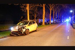 Gewonde nadat auto tegen lantaarnpaal botst in Zwaagdijk-Oost